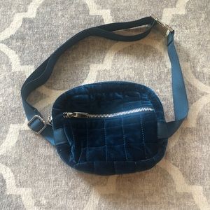 4/$12 💛 Blue Velvet Fanny Pack
